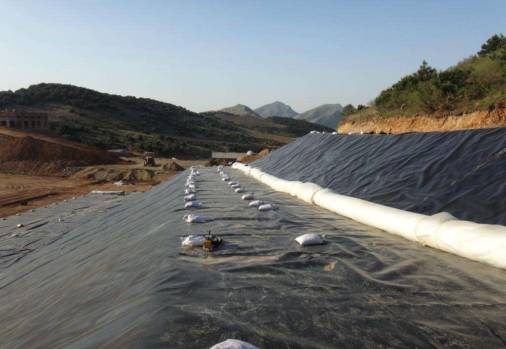 防止垃圾填埋场出现水平渗漏的根本办法是？