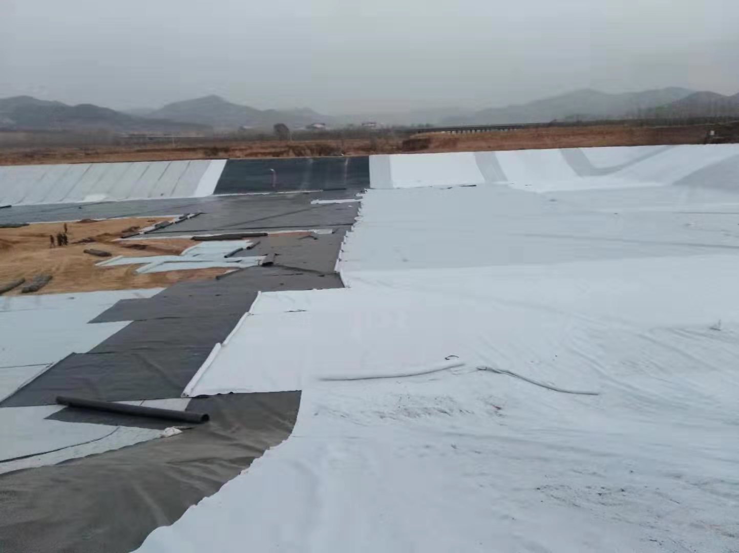 0.25mm厚土工膜为何必须现场焊接？
