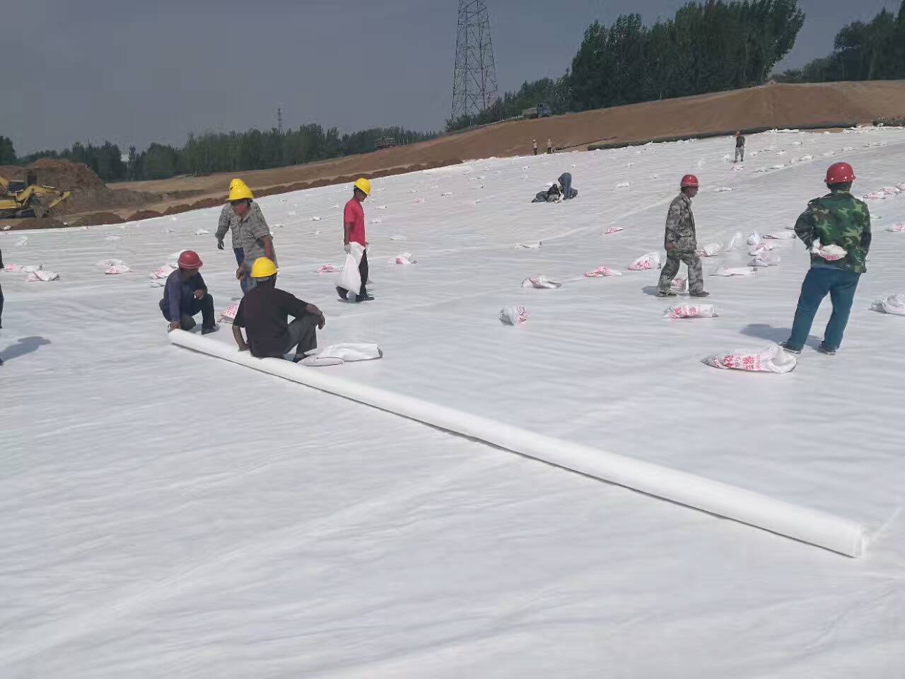 水库防渗加固中影响土工膜厚度的主要因素？
