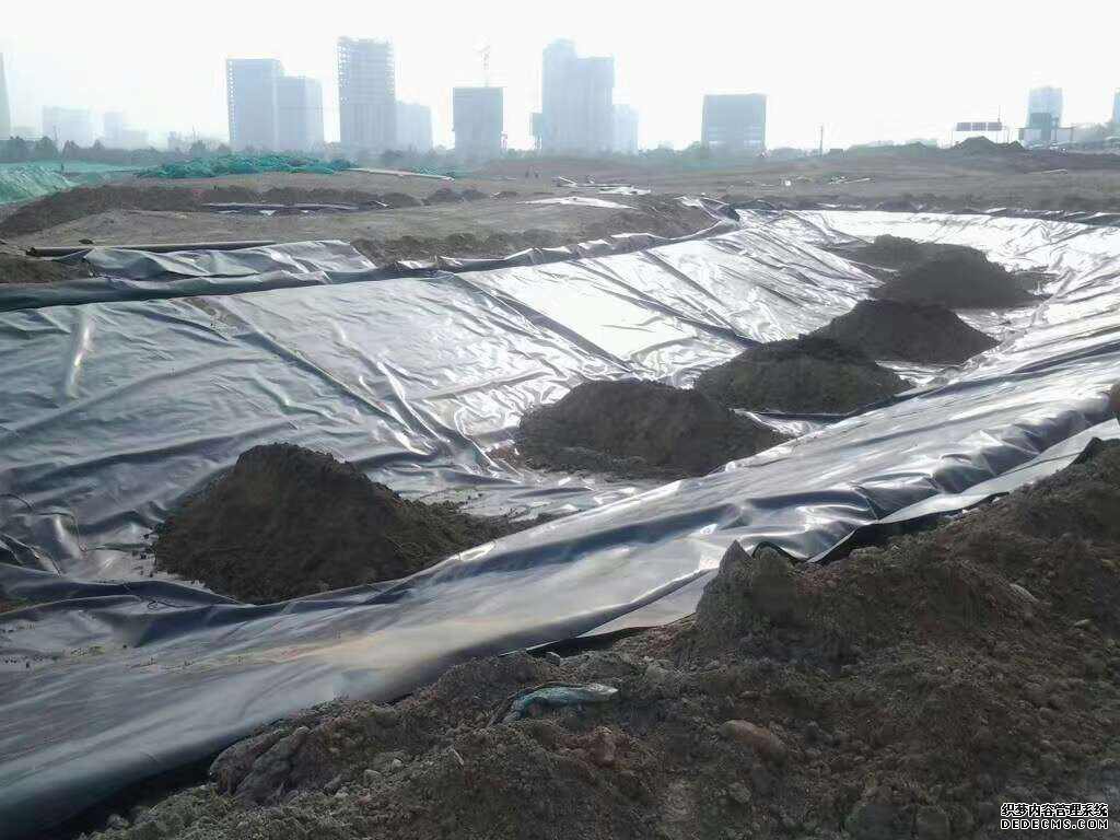 复合土工膜连接采用膜焊布缝的方式如何进行？