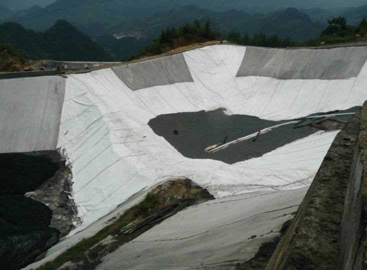 膨润土防水毯在施工过程中遇水是否会丧失防水效果？