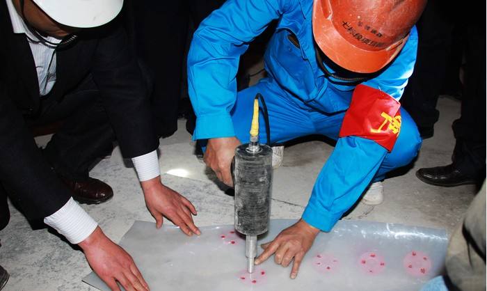 施工人员焊接防水板和热熔垫片的主要工具是什么？