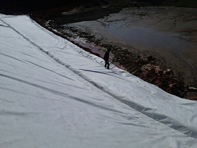 土工膜在防渗、成本、可靠度及耐久性等方面的比较