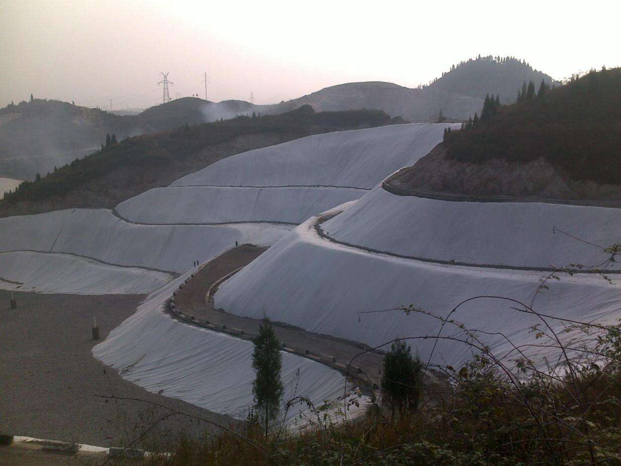 复合土工膜的渗漏量计算包括哪些方面？