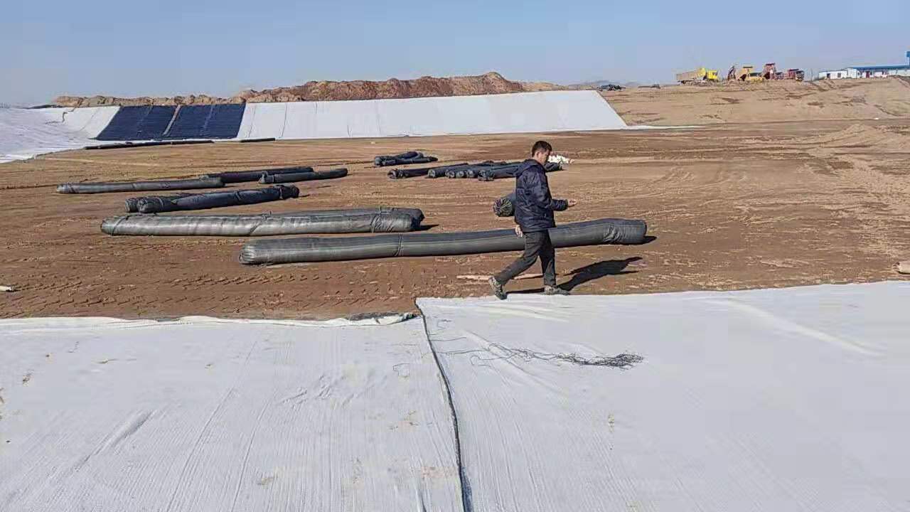 湿法堆浸渗漏阻隔技术屏障层包括哪些结构？