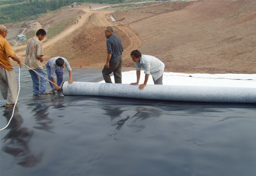 HDPE防渗膜在填埋区边坡坡脚、拐弯和调节池的施工