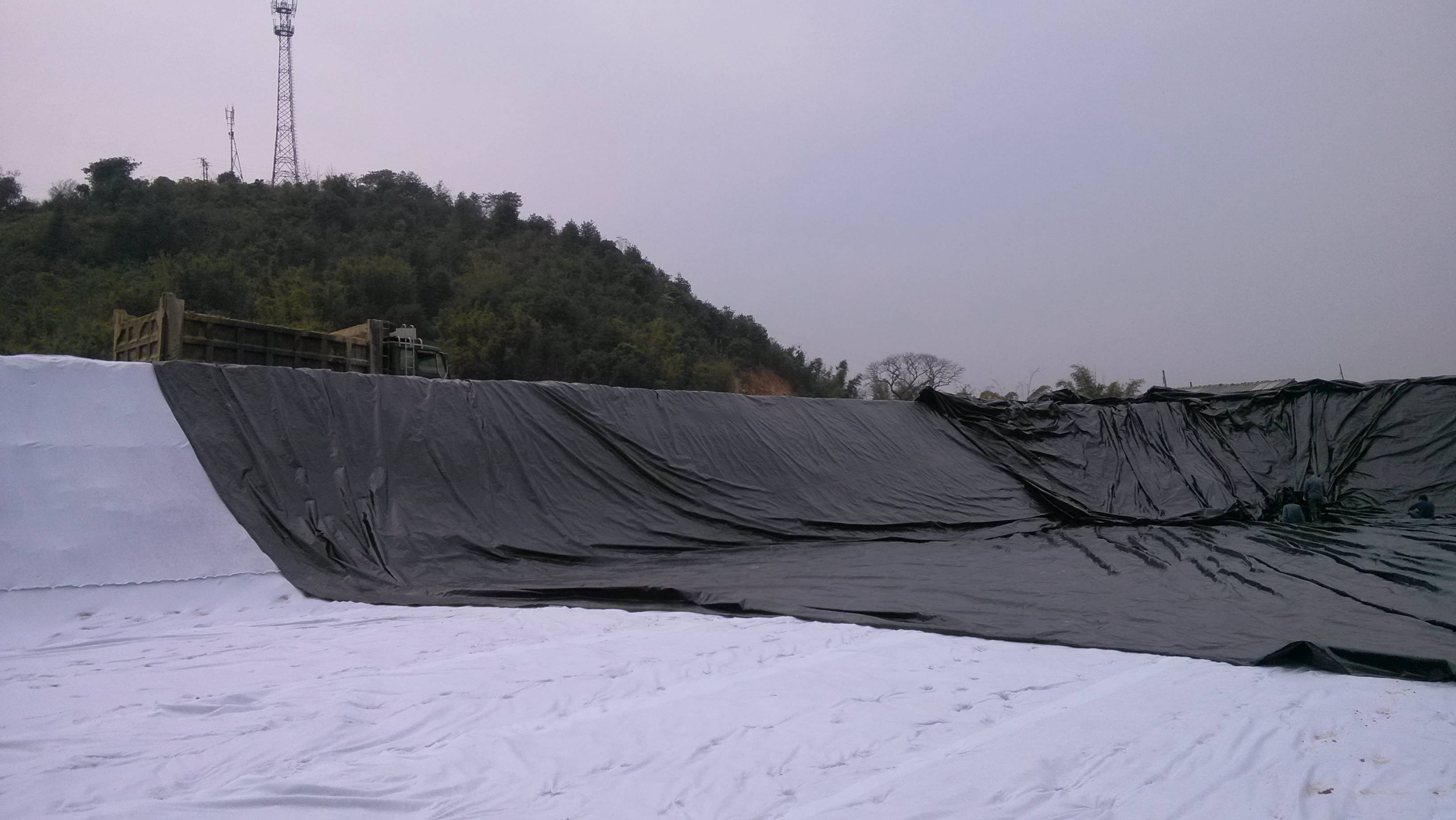 HDPE土工膜渠道防渗基槽与铺膜断面的形状有哪几种？