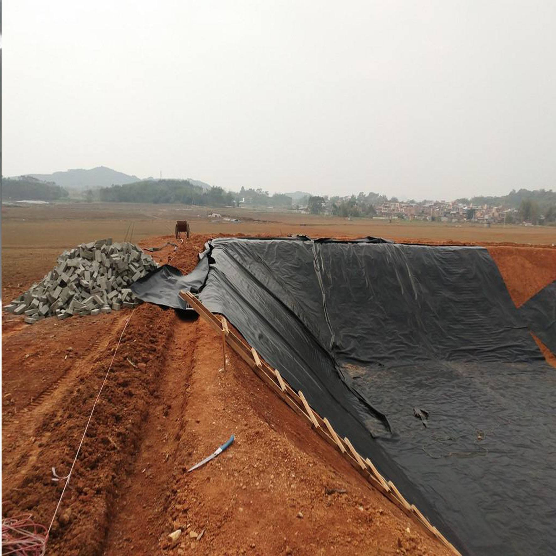 使用PE复合土工膜进行土坝除险加固施工(图1) 使用PE复合土工膜进行土坝除险加固施工(图1)