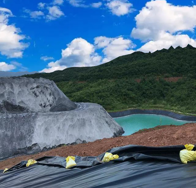 场地位于河漫滩的人工湖如何防止湖水渗漏?