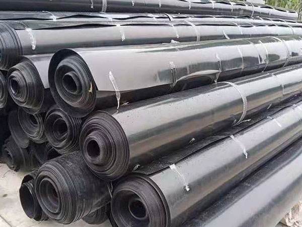 防渗土工合成材料主要包括复合土工膜和天然钠基膨润土防水毯（GCL）。