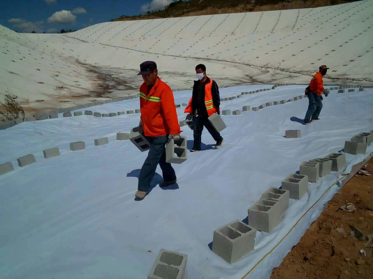 混凝土防渗铺盖的主要缺点是什么？