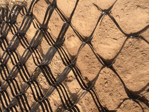 排水土工格栅由于排水、快速消散孔压的作用