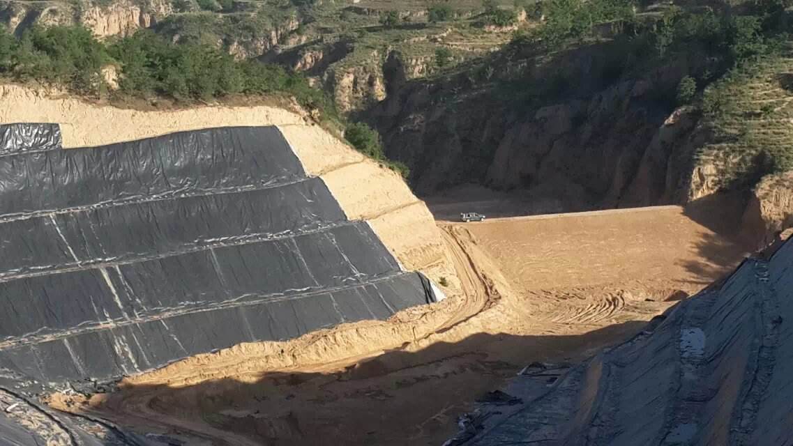 高密度聚乙烯土工膜主要用于填埋场、景观湖泊和池塘