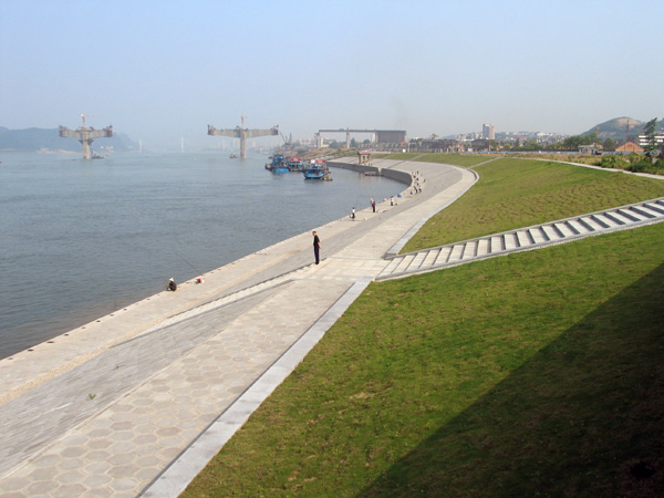 堤岸作为水域生态系统的重要组成部分有什么优势？