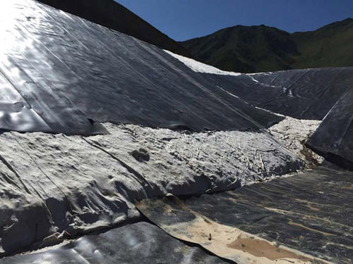 防渗土工膜、膨润土防水毯搭接宽度符合设计和规范要求