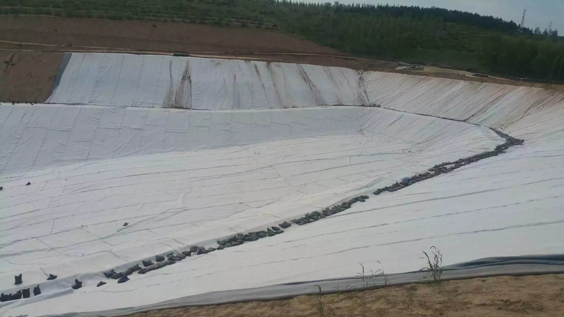 土工膜在水池防渗材料设计中的抗浮问题(图2) 土工膜在水池防渗材料设计中的抗浮问题